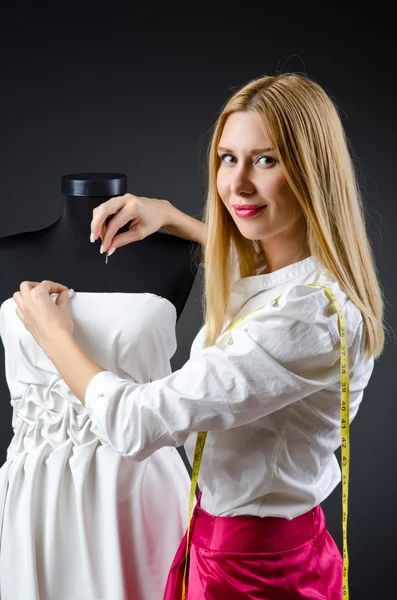 Mujer sastre trabajando en vestido — Foto de Stock