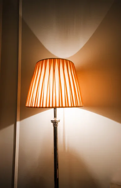 Lampa v tmavém interiéru — Stock fotografie