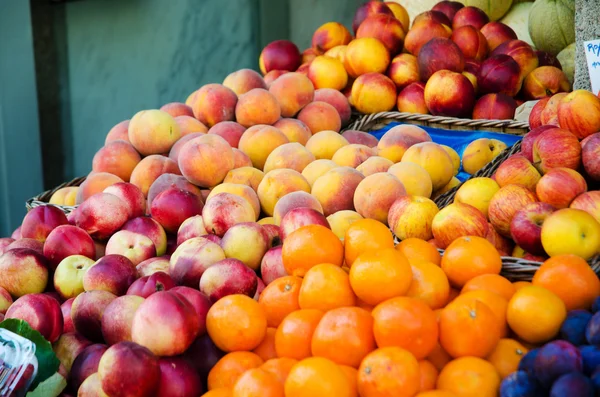 Frutta alla bancarella del mercato — Foto Stock