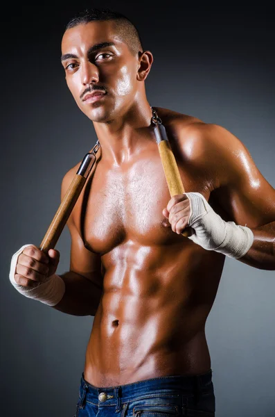 Uomo forte con nunchaku — Foto Stock