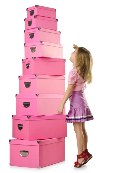 Menina bonito pouco com muitas caixas — Fotografia de Stock