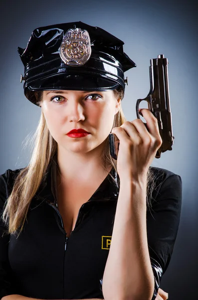 Attraktives Polizeibüro in Dunkelkammer — Stockfoto