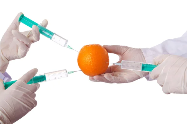 Vetenskap experimentera med orange och spruta — Stockfoto