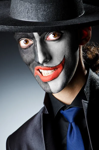 Бизнесмен с клоунской краской на лице — стоковое фото