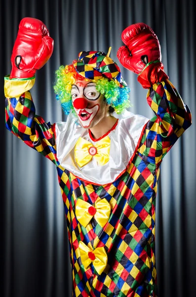 Drôle clown dans l 'studio de tir — Photo