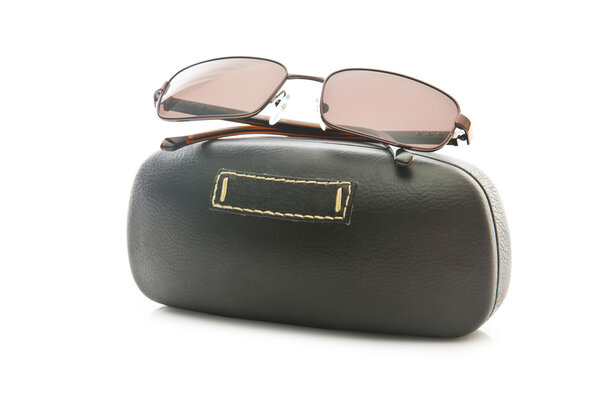 Стильные солнечные очки, изолированные на белом
