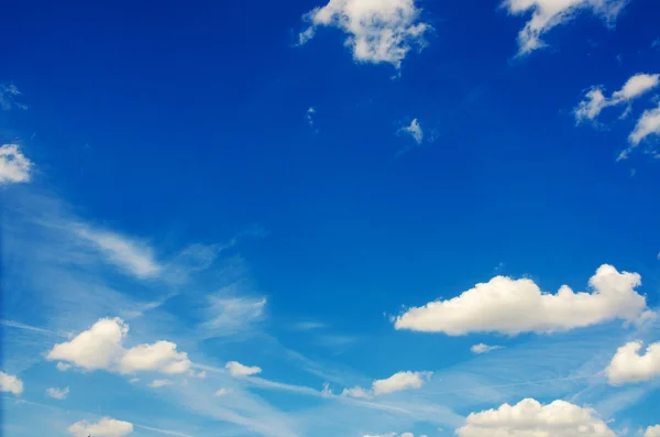 Ljus blå himmel i sommardag — Stockfoto