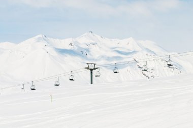 skilift aydınlık kış gününde
