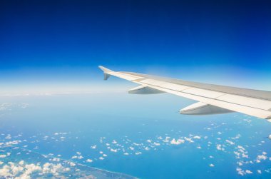 Pencereden uçağın kanadı çıktı.