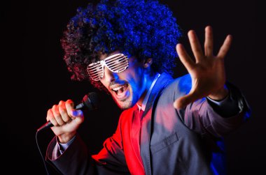 afro genç şarkıcı şarkı disko peruk