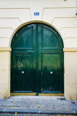 entrace kapı aydınlık yaz gününde
