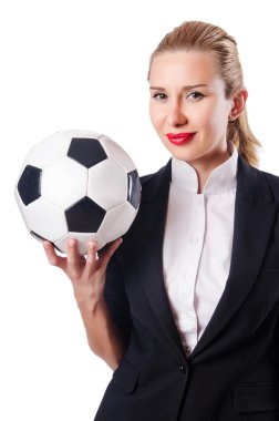 Beyazlar üzerinde futbol oynayan iş kadını