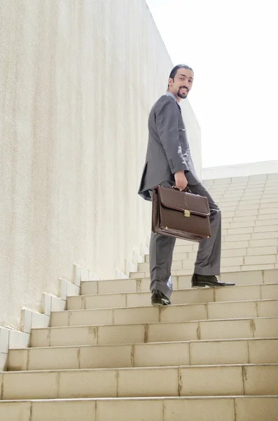 Üzletember, a lépcsőn az üzleti koncepció — Stock Fotó