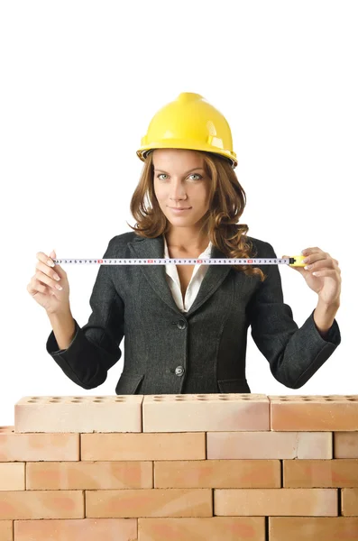 Mujer arquitecta cerca de pared de ladrillo — Foto de Stock