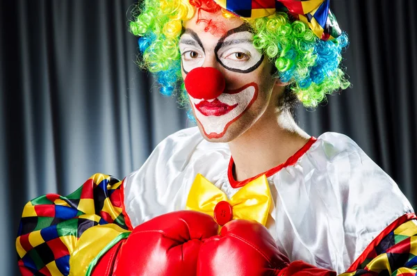 Drôle clown dans l 'studio de tir — Photo