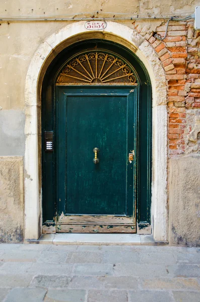 Puerta de entrada en brillante día de verano — Foto de Stock