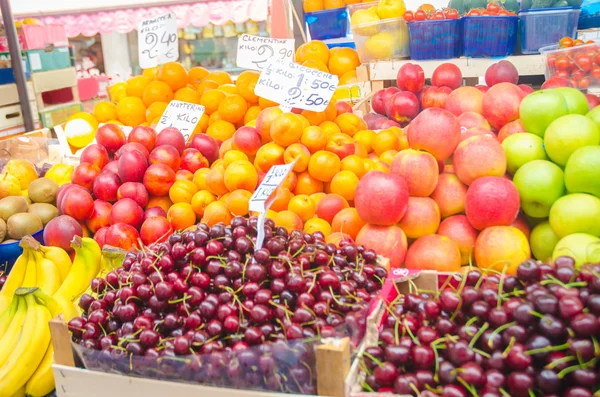 Owoce i warzywa na straganie — Zdjęcie stockowe
