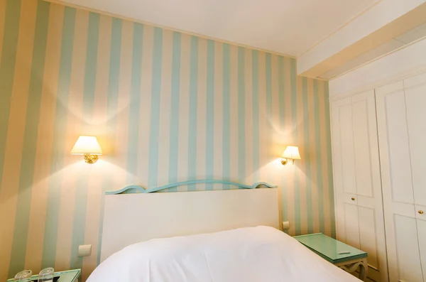 Hotelkamer met tweepersoons bed — Stockfoto