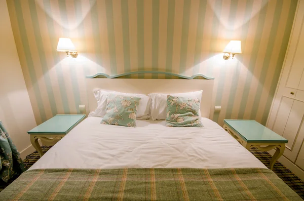 Hotelzimmer mit Doppelbett — Stockfoto