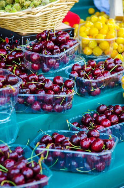 Fresh cherries on the marker — Stock Photo, Image