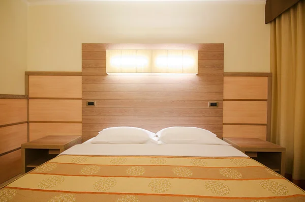 Double bed in de moderne kamer Rechtenvrije Stockfoto's