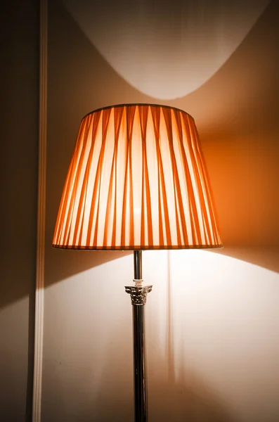 Lampa i mörka inre — Stockfoto