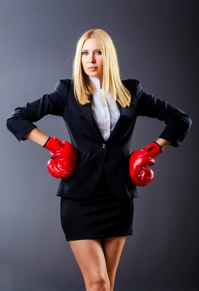 Boxeador mujer en habitación oscura —  Fotos de Stock