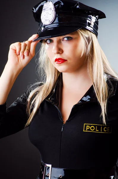 Attraktives Polizeibüro in Dunkelkammer — Stockfoto
