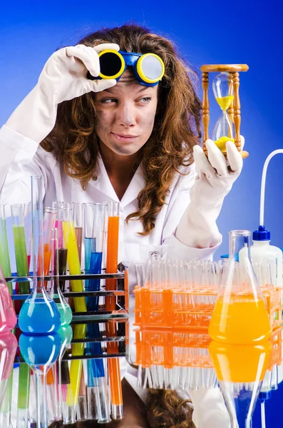 Смешная химик-женщина в лаборатории — стоковое фото