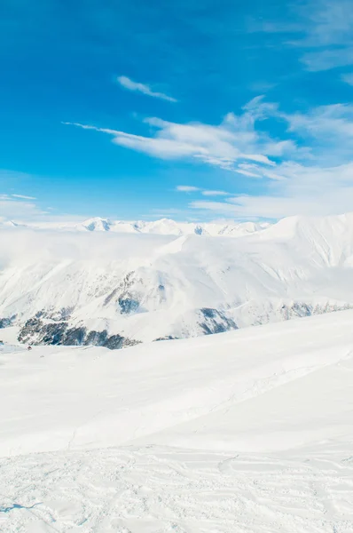 Montagnes de neige le jour d'hiver lumineux — Photo