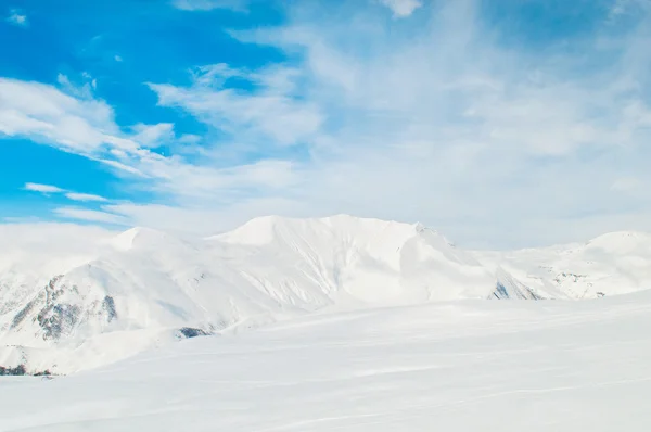 雪山在晴朗的冬日 — 图库照片