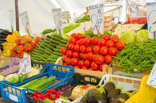 Obst und Gemüse am Marktstand — Stockfoto