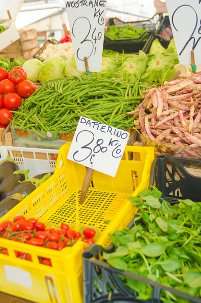 Fruits and vegetables at the market stall — Stock Photo, Image