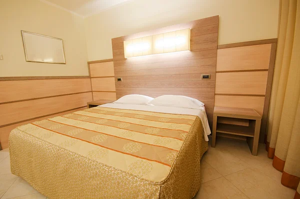 Doppelbett im modernen Zimmer — Stockfoto