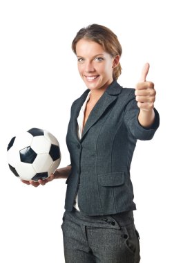 Beyazlar üzerinde futbol oynayan iş kadını