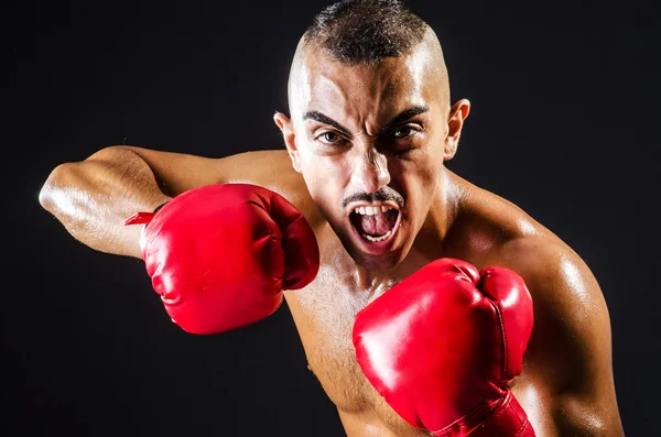 Boxer s červenými rukavice v temné místnosti — Stock fotografie