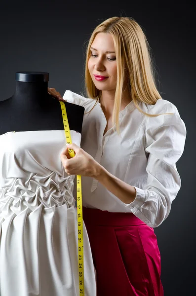 Mulher alfaiate trabalhando no vestido — Fotografia de Stock
