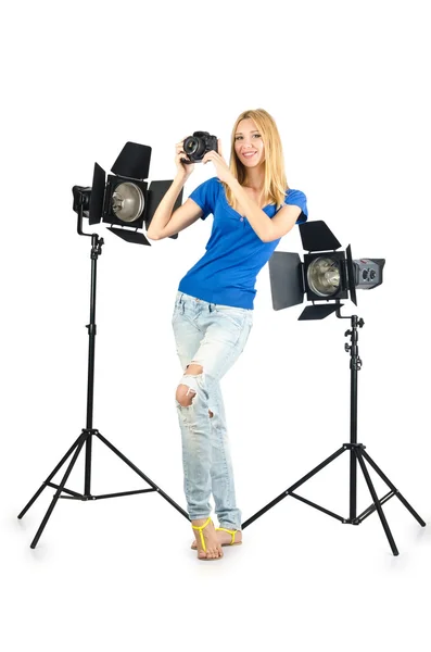 Attraktive Frau im Fotostudio — Stockfoto