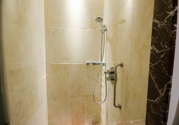 Intérieur de la salle de bain avec douche — Photo