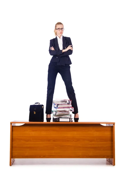 Dominująca kobieta szef, stojący na biurku — Zdjęcie stockowe