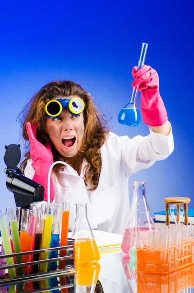 Química feminina engraçada no laboratório — Fotografia de Stock