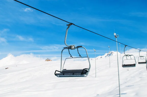 Skilift aydınlık kış gününde — Stok fotoğraf