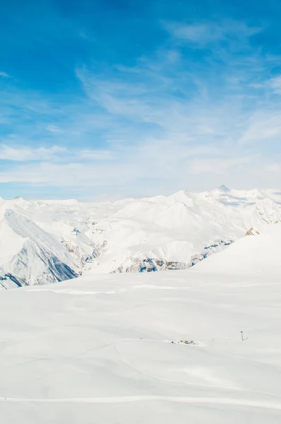 雪山在晴朗的冬日 — 图库照片