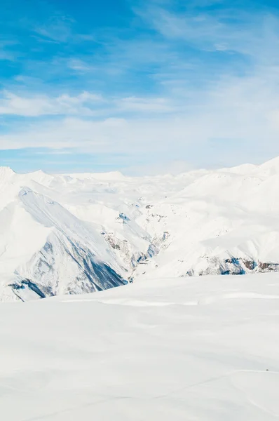 Montañas de nieve en brillante día de invierno —  Fotos de Stock