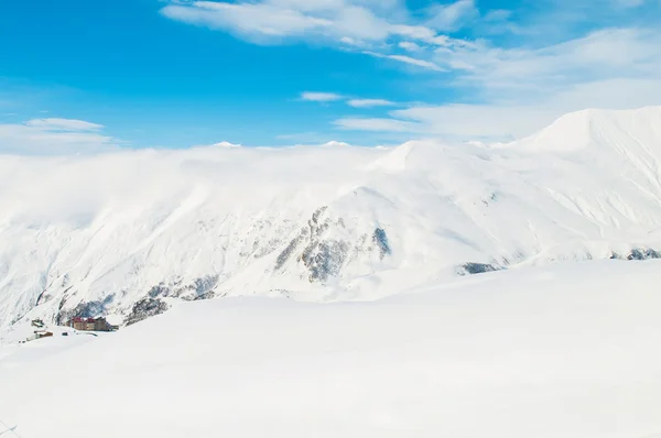 Montanhas de neve no dia de inverno brilhante — Fotografia de Stock