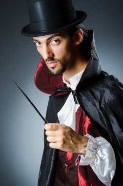 karanlık odada yapan büyücü