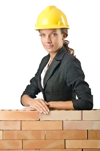 Jonge vrouwelijke bouwer in de buurt van bakstenen muur — Stockfoto