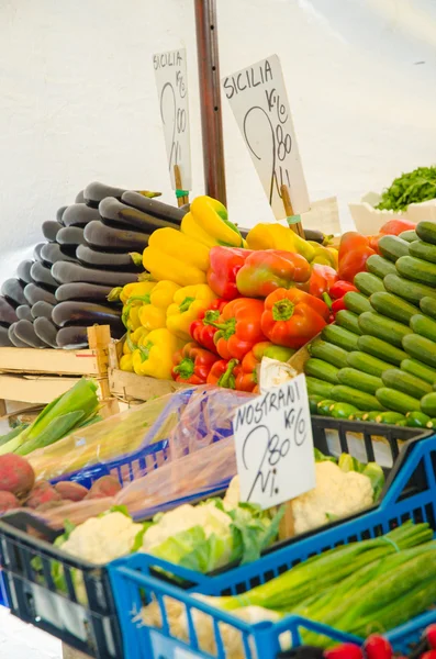 Groenten en fruit op de markt stal — Stockfoto