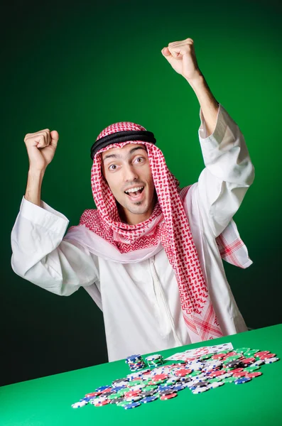 Árabe jugando en el casino - concepto de juego con el hombre —  Fotos de Stock