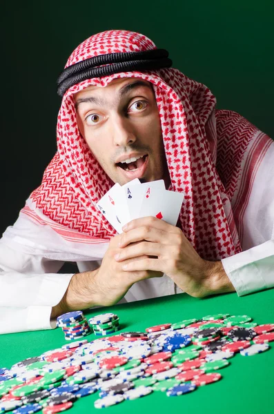 Araplar kumarhanede oynuyor. İnsanlarla kumar oynuyorlar. — Stok fotoğraf
